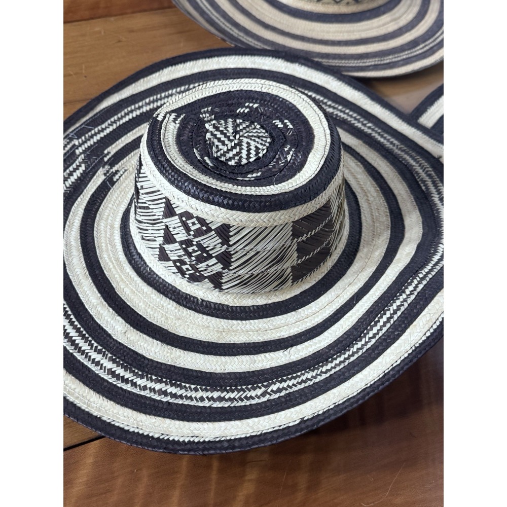 Lot of 3 Colombian Sombrero Vueltiao Wide Brim Straw Hats Black Cream Woven - Picture 6 of 10